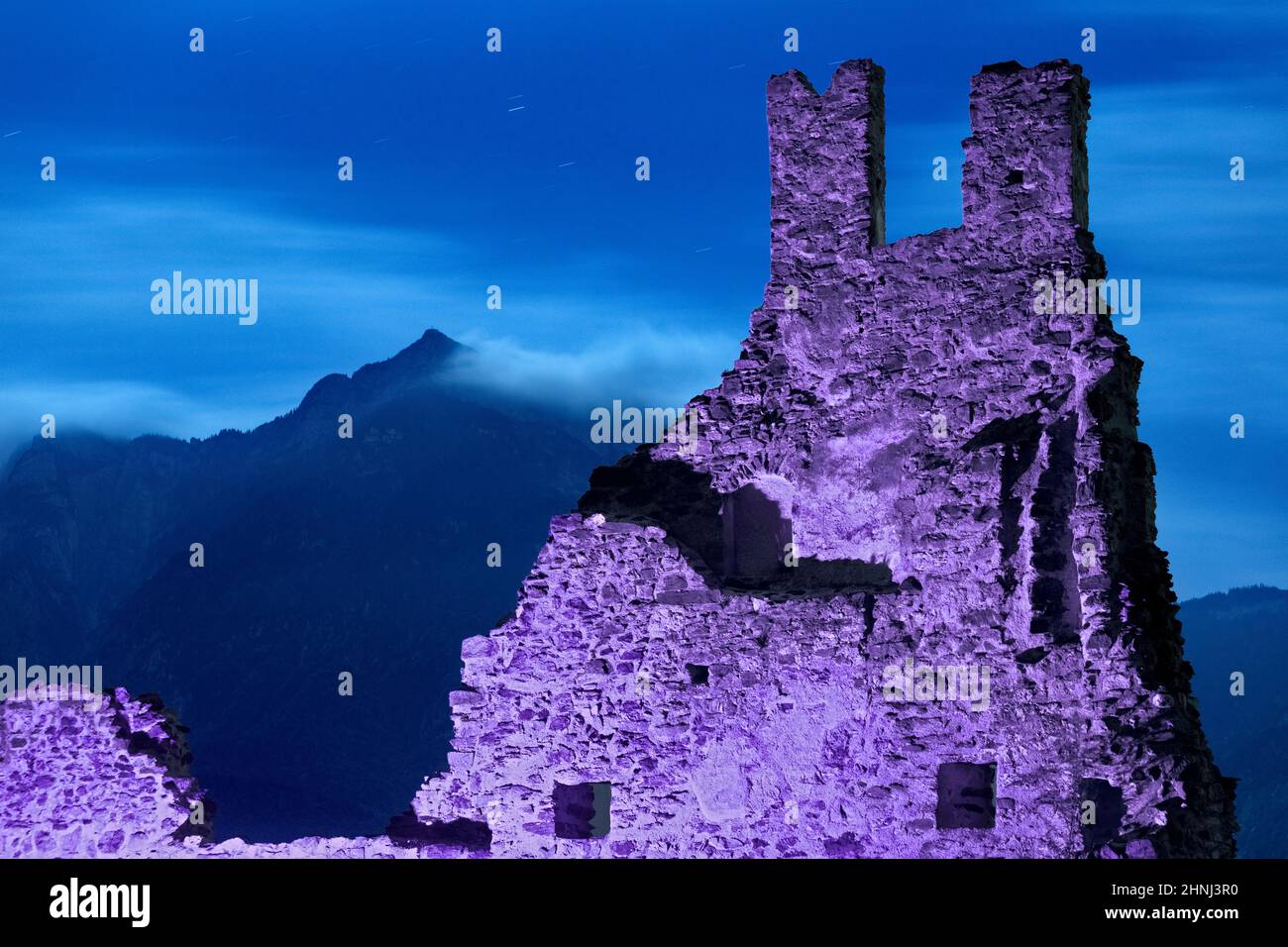 Clair de lune sur les ruines du château de Selva. En arrière-plan Mont Cima Vezzena. Legico terme, Trentin, Italie. Banque D'Images