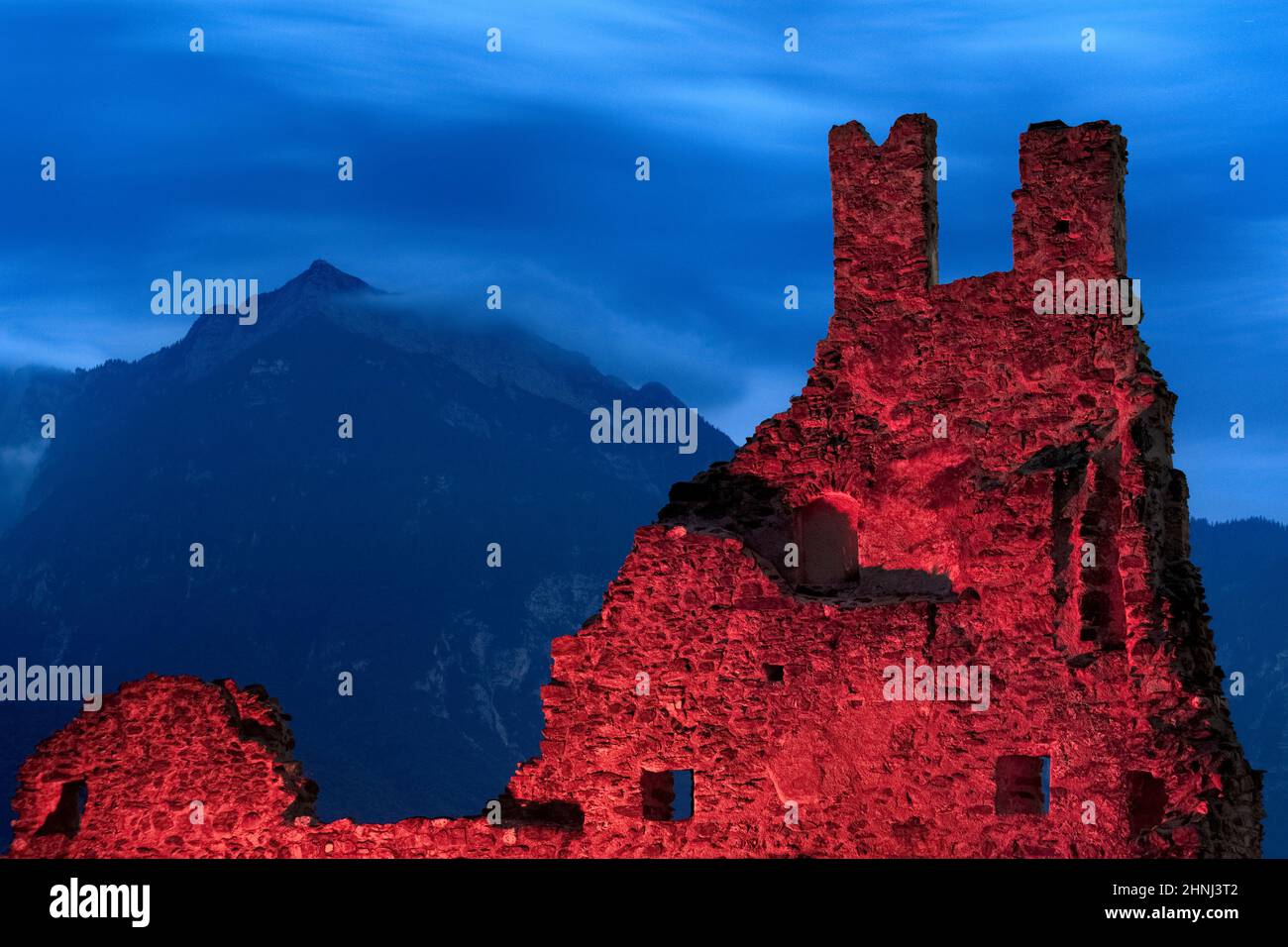 Clair de lune sur les ruines du château de Selva. En arrière-plan Mont Cima Vezzena. Legico terme, Trentin, Italie. Banque D'Images