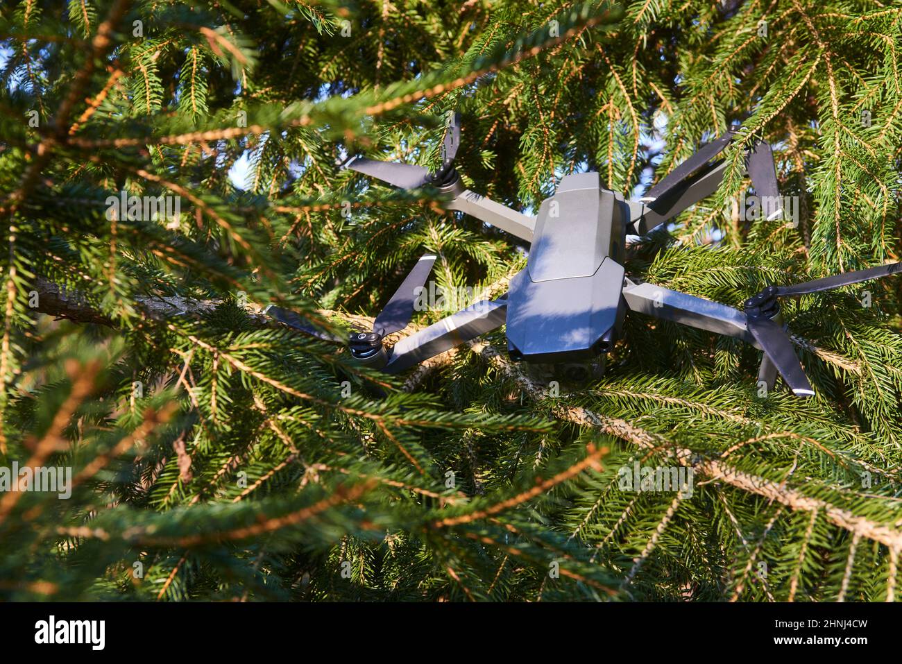 Un drone cassé a détruit un drone après un accident accroché dans les branches d'un arbre Banque D'Images