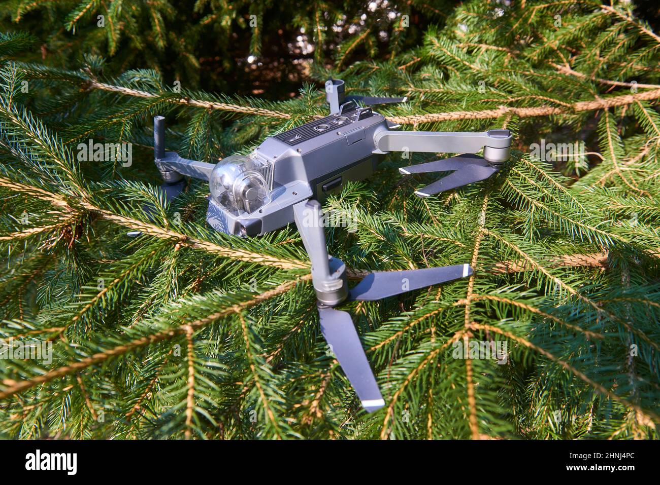 Un drone cassé a détruit un drone après un accident accroché dans les branches d'un arbre Banque D'Images