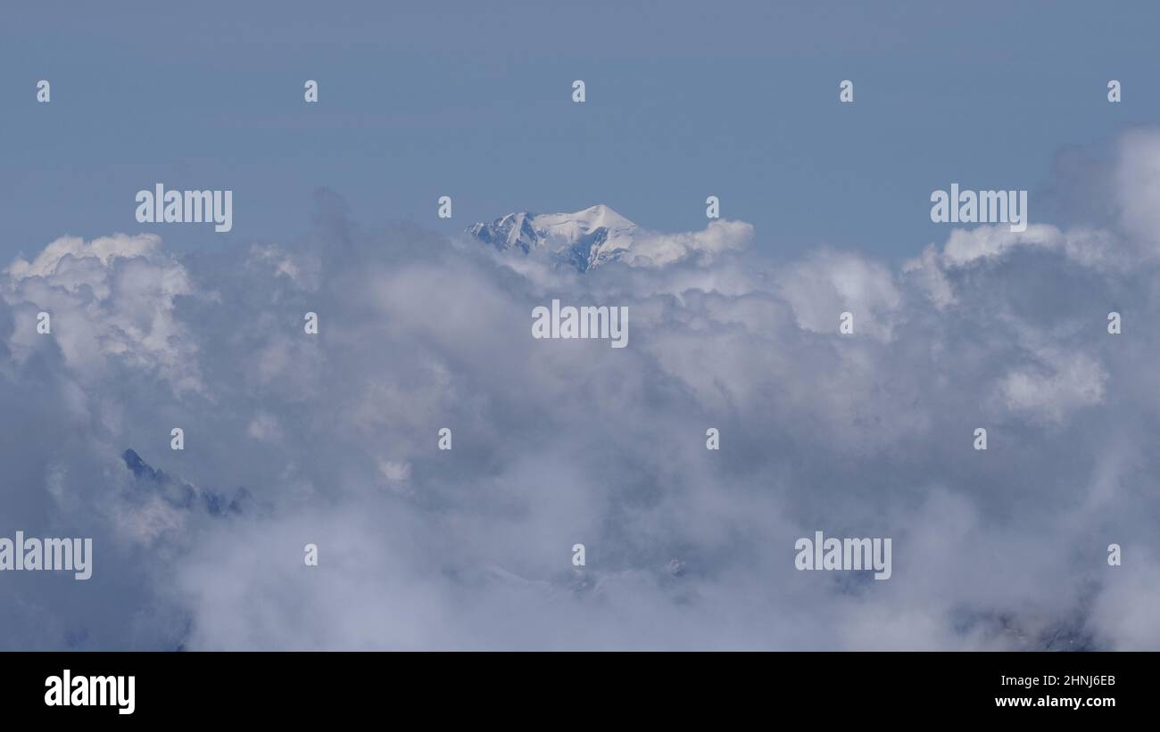 Mont blanc, pic de 4 807 m dans les nuages vus du canton européen du Valais en Suisse, ciel bleu en 2018 jour d'été ensoleillé le mois d'août. Banque D'Images