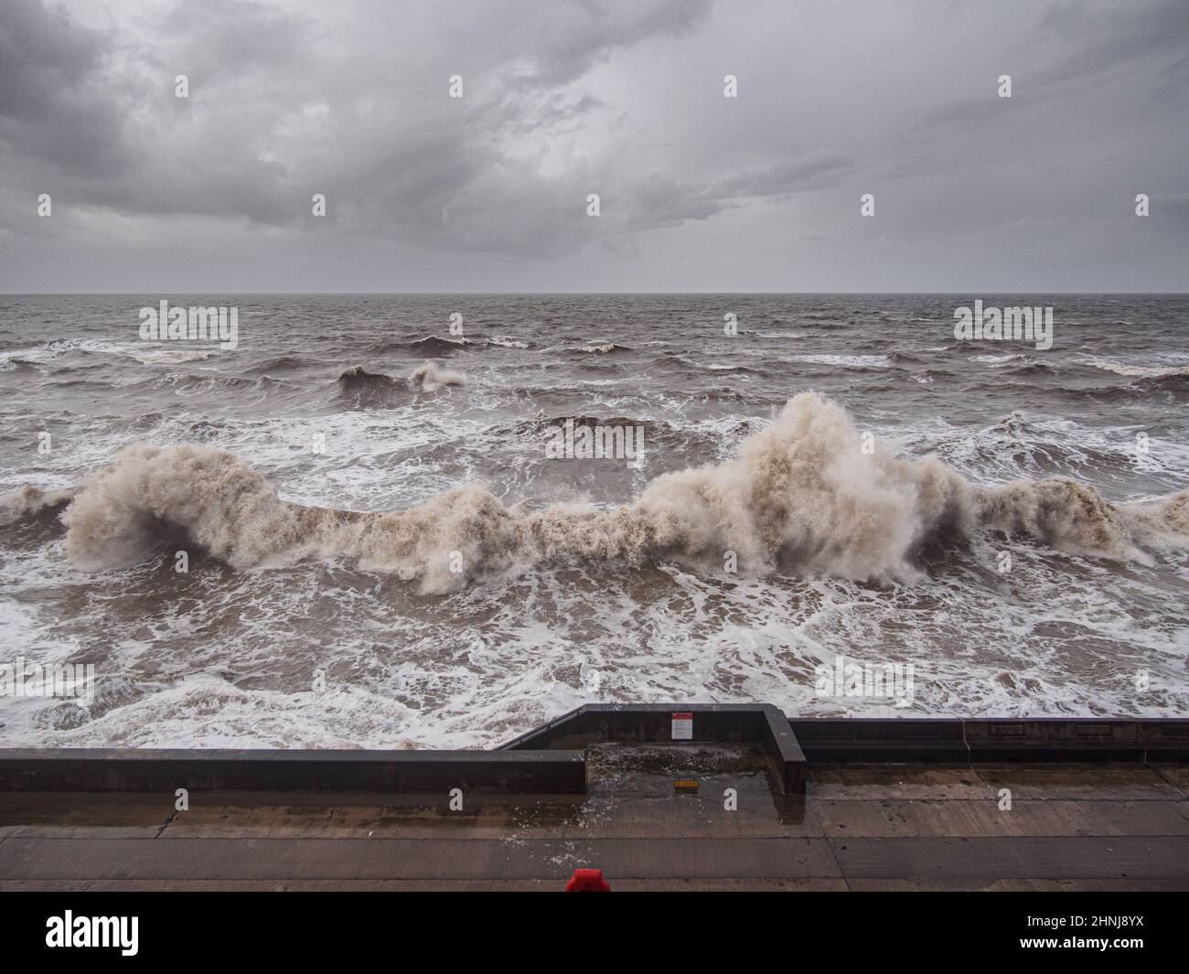 Blackpool, Royaume-Uni. 17th févr. 2022. Weather News.After Storm Dudley la station balnéaire de Blackpool est laissée relativement indemne à l'écart des vagues hugh battant le front de mer. La tempête Eunice est prévue demain avec un avertissement météorologique ambre en place pour la force des vents et avec les marées prévues pour être plus élevés demain combiné avec des gales beaucoup plus fortes les défenses de mer seront mis à l'essai. Crédit : Gary Telford/Alay Live News Banque D'Images