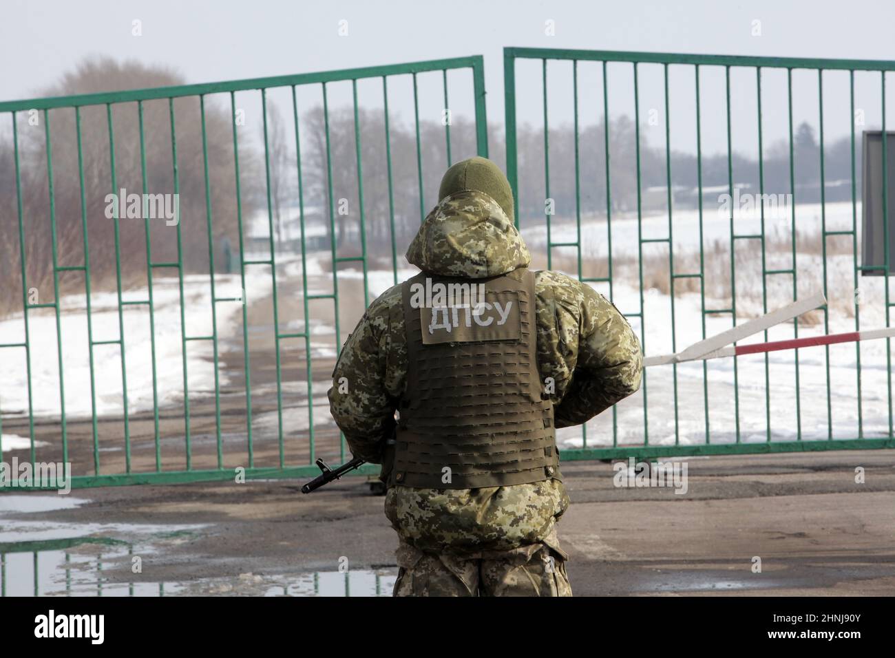 RÉGION DE KHARKIV, UKRAINE - le 16 FÉVRIER 2022 - Un garde-frontière est en service au poste de contrôle de Zhuravlivka, à la frontière entre l'Ukraine et la Russie, qui reste fermé Banque D'Images