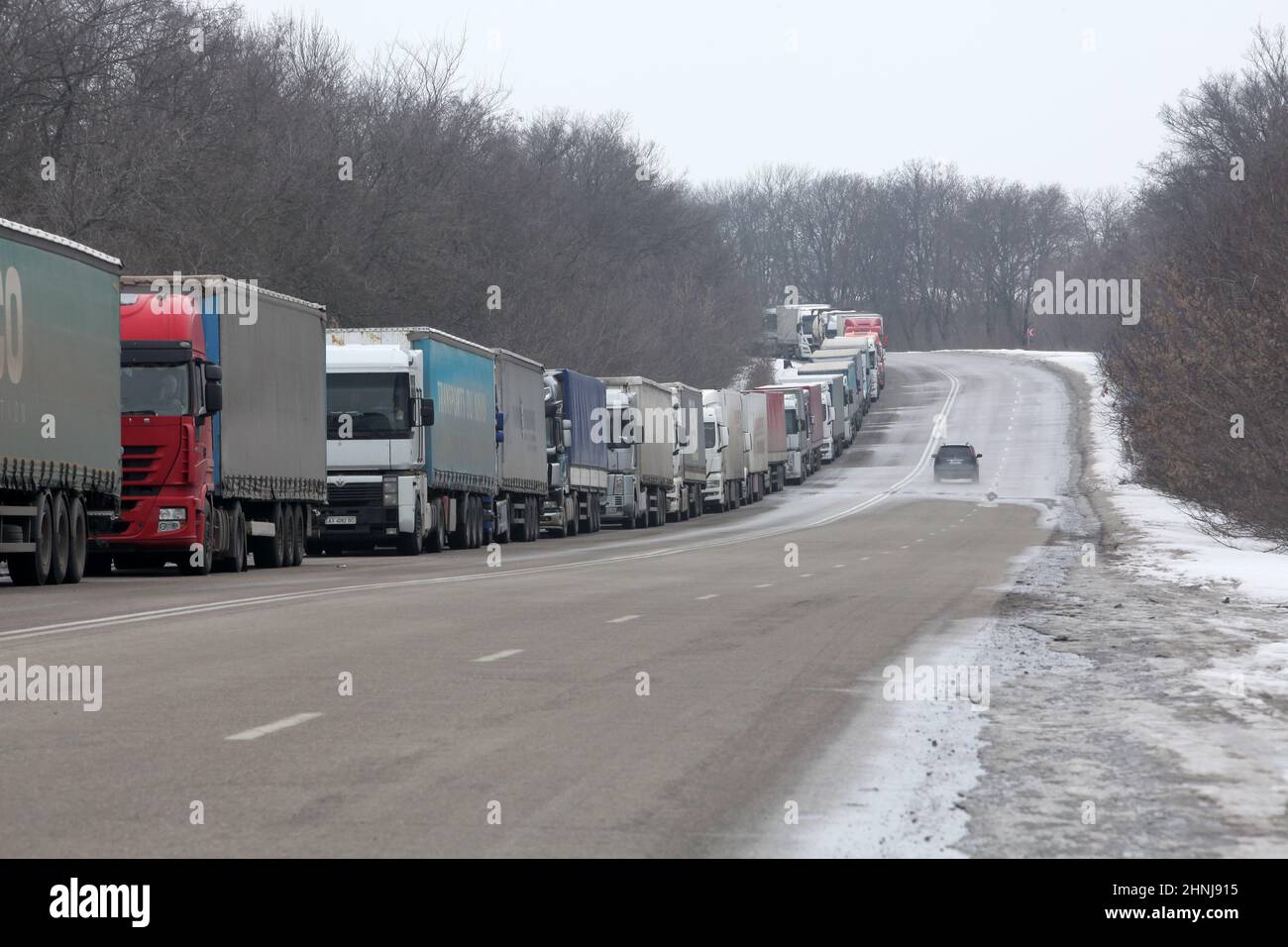 RÉGION DE KHARKIV, UKRAINE - le 16 FÉVRIER 2022 - des semi-remorques sont stationnées près de la frontière entre l'Ukraine et la Russie, dans la région de Kharkiv, au nord-est Banque D'Images