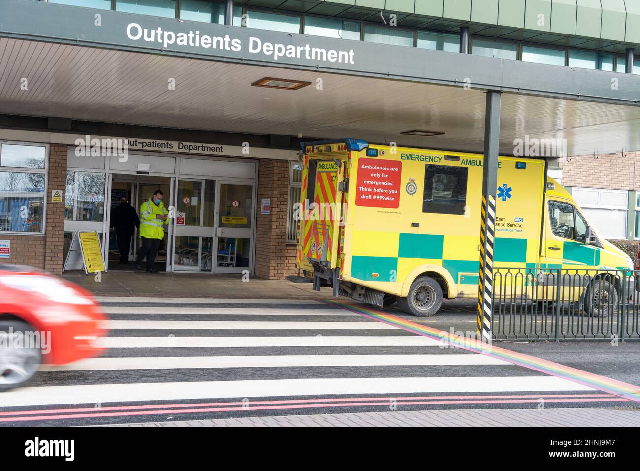 Une ambulance garée à la traversée de zébra au service des patients