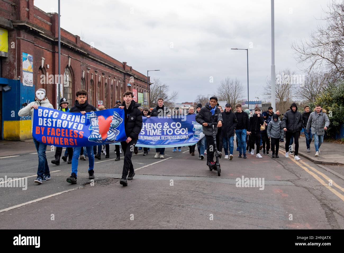 Les fans de Birmingham protestent avant le match du championnat Sky Bet à St Andrew's, Birmingham. Date de la photo: Samedi 12 février 2022. Banque D'Images