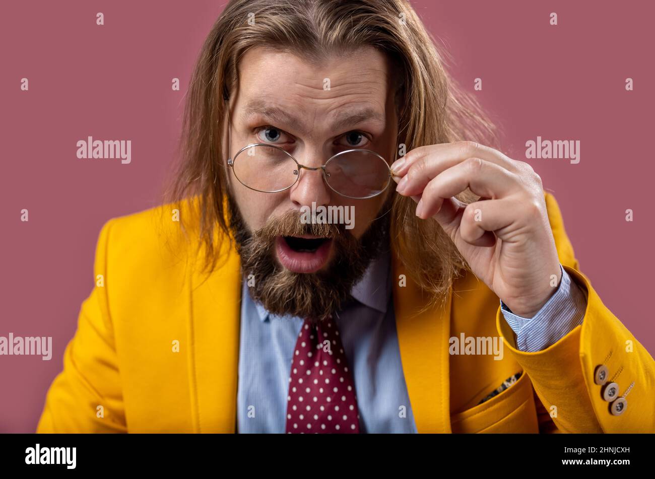 Homme choqué en studio Banque D'Images
