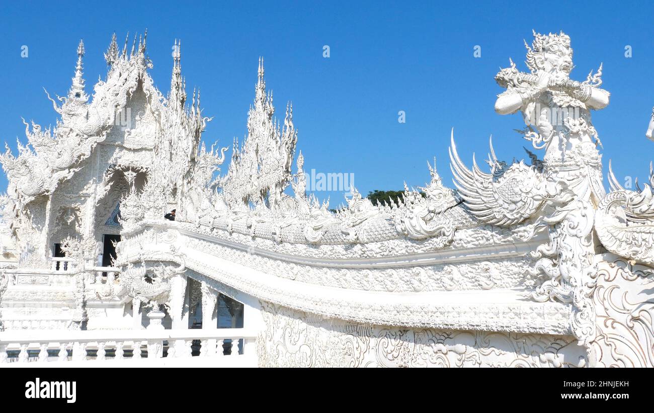 Le pont du cycle de la renaissance à Wat Rong Khun ou Temple blanc Banque D'Images