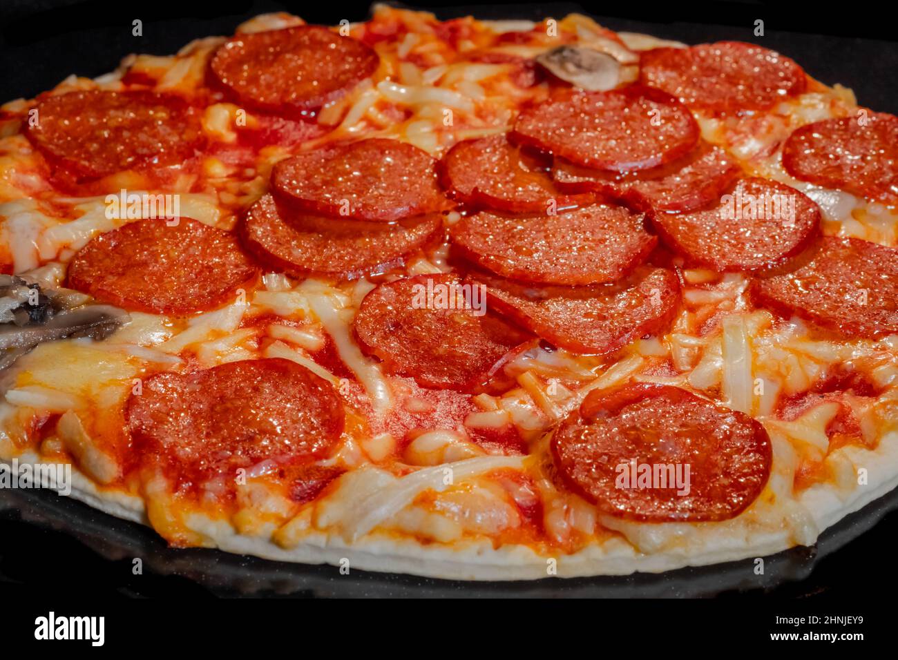 Pizza au pepperoni maison cuite au four électrique à la maison Banque D'Images