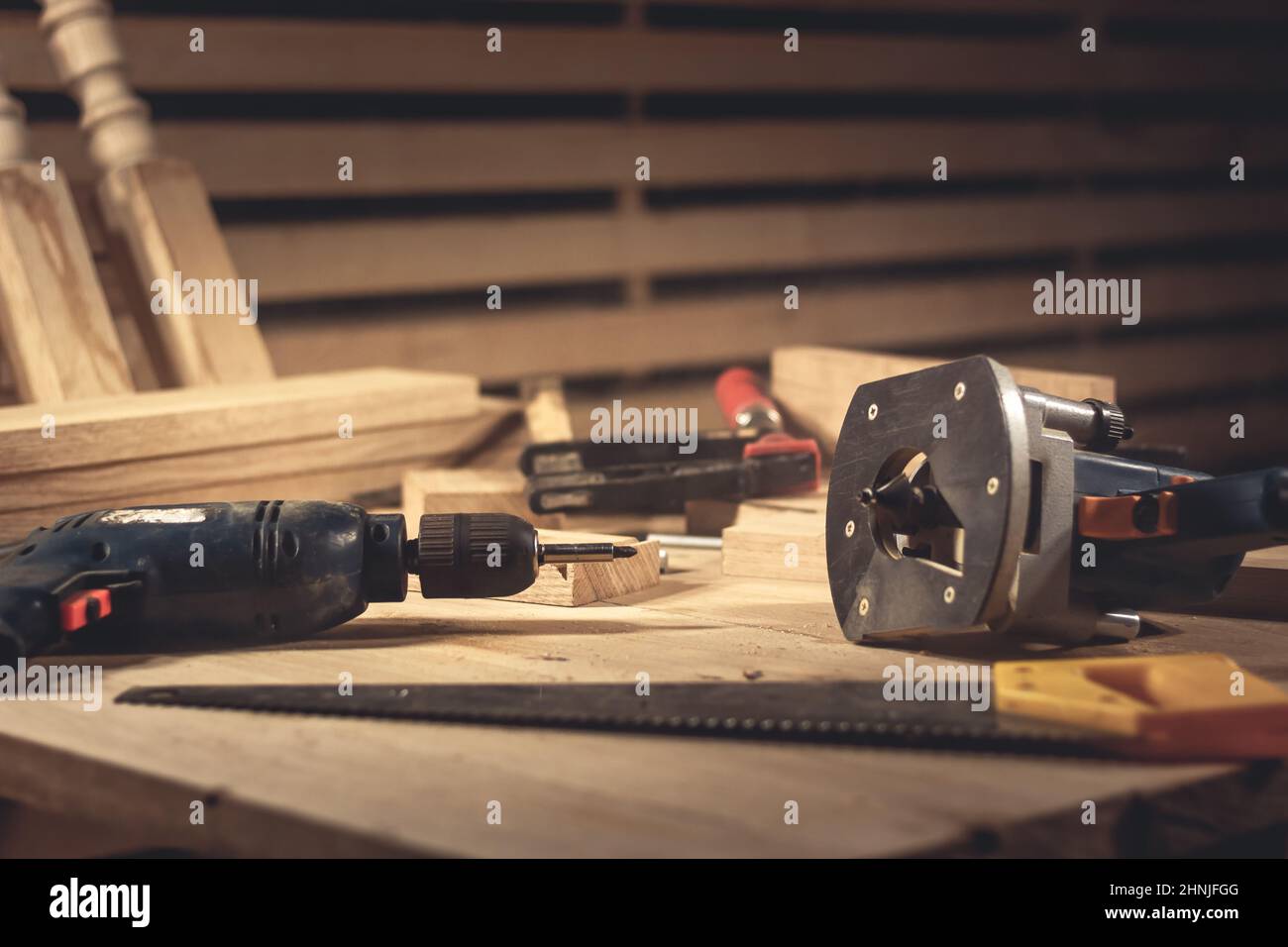 Différents outils de construction avec des outils à main pour la rénovation à la maison sur l'entretien de panneaux de bois et le concept de réparation. Banque D'Images