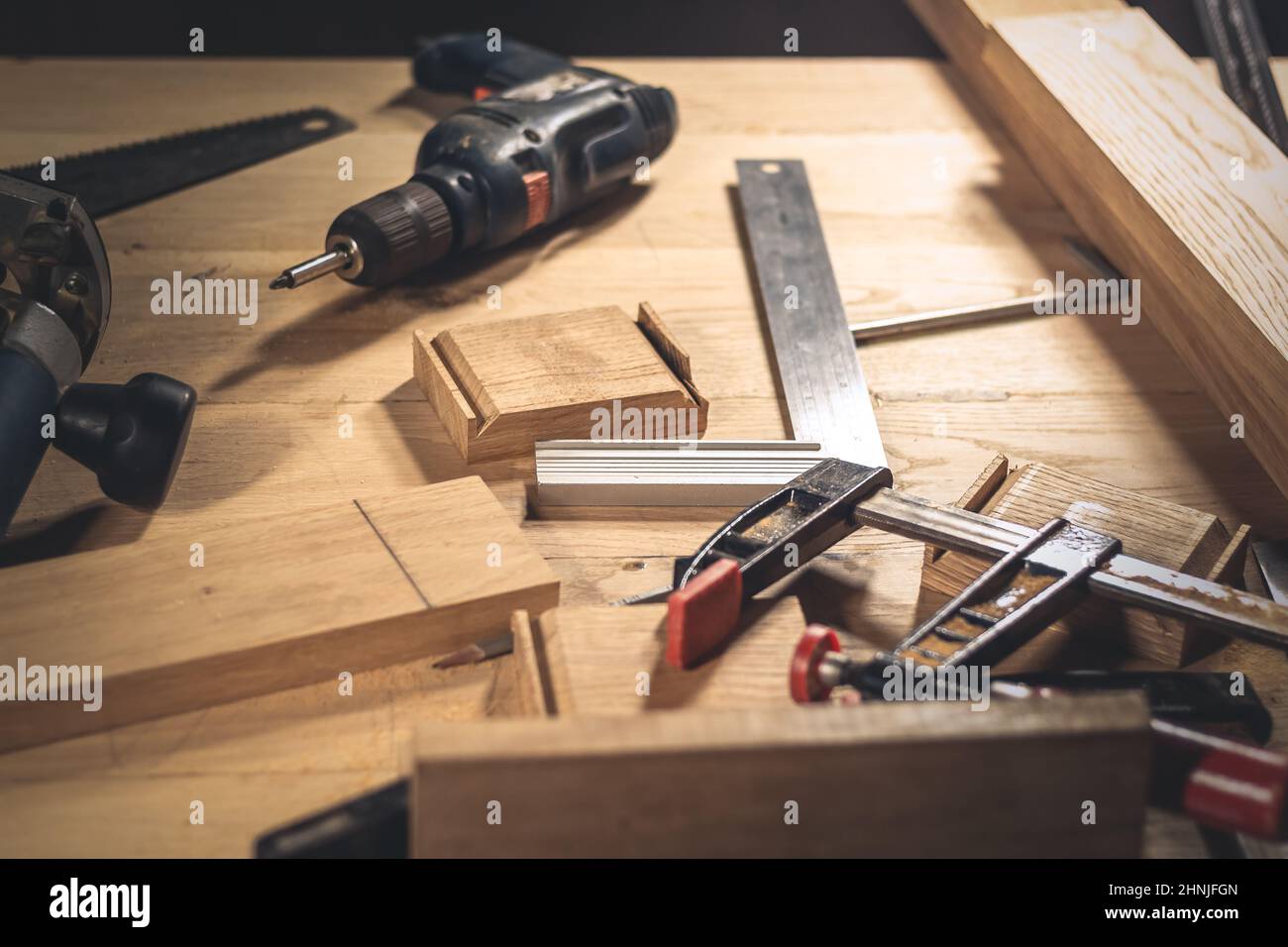 Différents outils de construction avec des outils à main pour la rénovation à la maison sur l'entretien de panneaux de bois et le concept de réparation. Banque D'Images