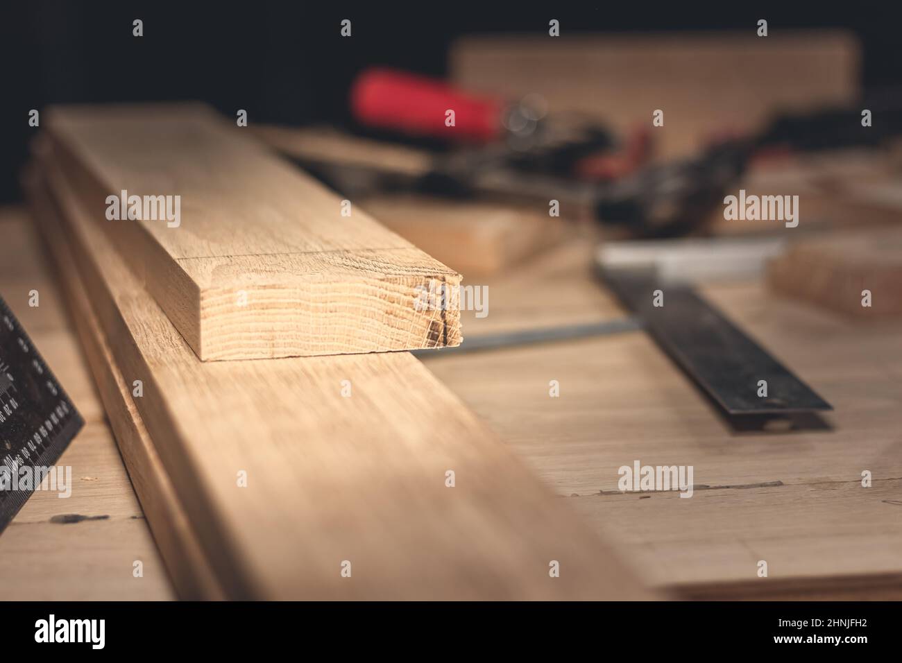 Différents outils de construction avec des outils à main pour la rénovation à la maison sur l'entretien de panneaux de bois et le concept de réparation. Banque D'Images