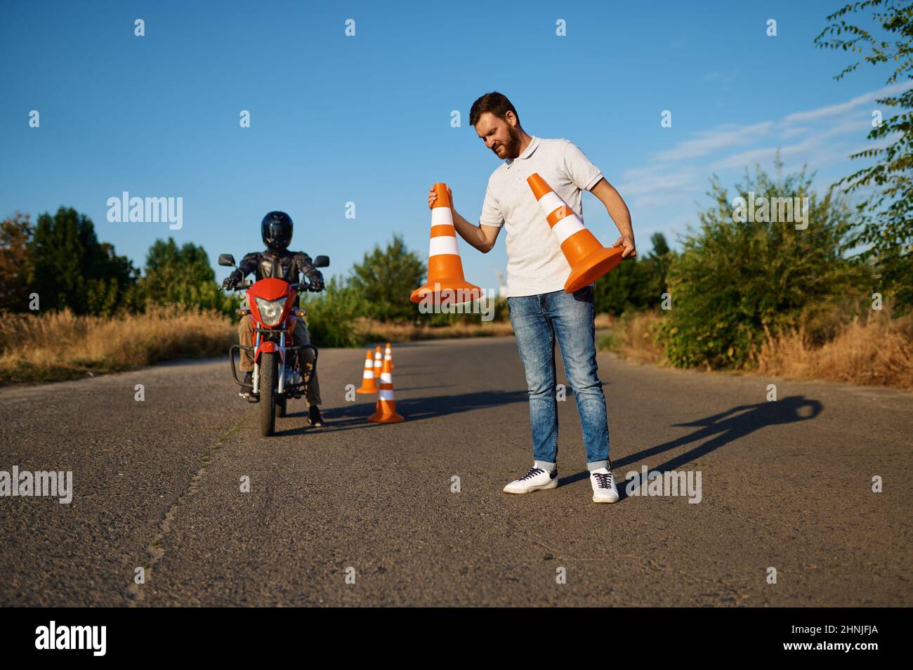 Serpent à cheval entre les cônes, école de moto Banque D'Images