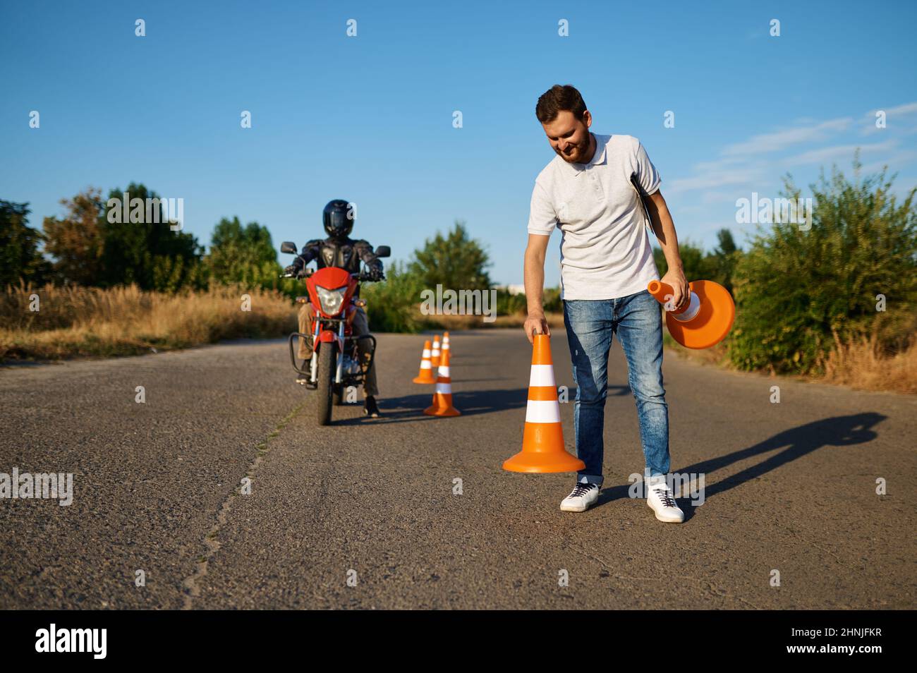 Serpent à cheval entre les cônes, école de moto Banque D'Images