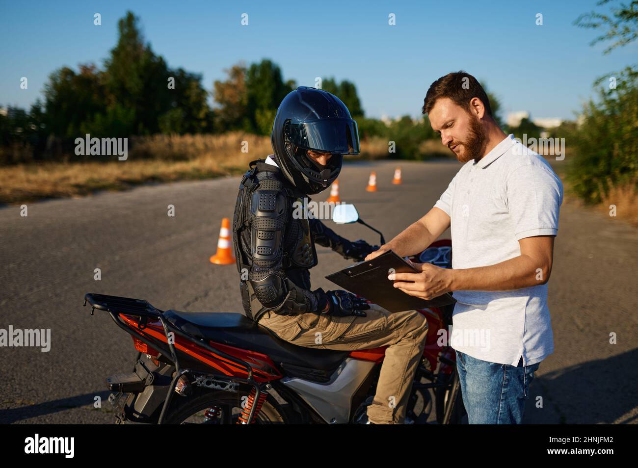 Étudiant et instructeur de sexe masculin, école de moto Banque D'Images