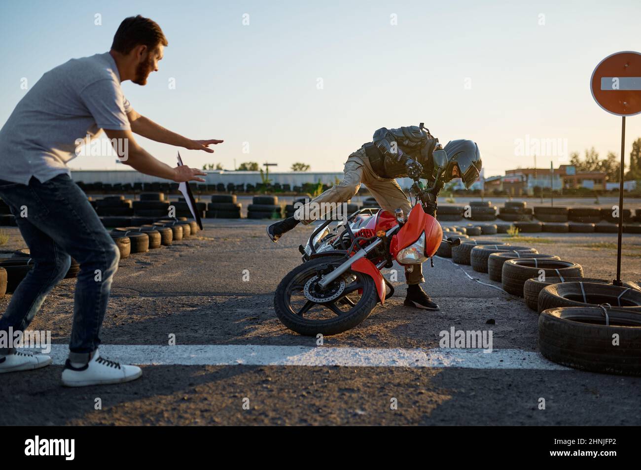 L'étudiant tombe d'une moto, école de moto Banque D'Images