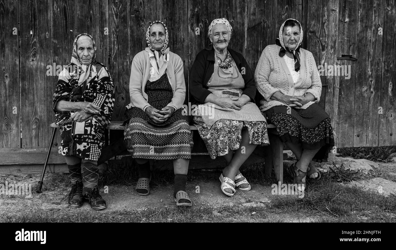 Femmes âgées dans un village en roumanie Banque D'Images