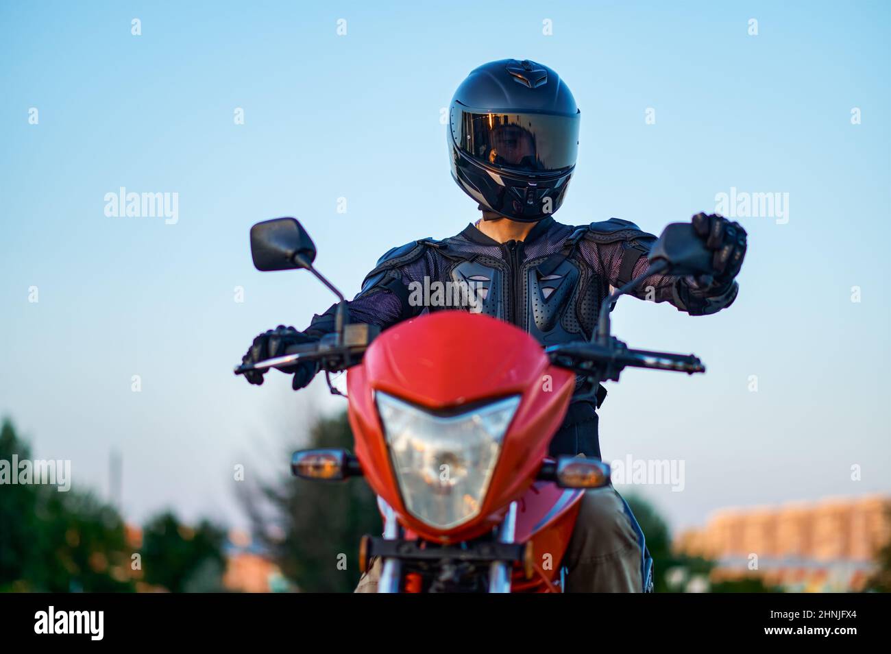 L'élève pose sur la moto, l'école de moto Banque D'Images