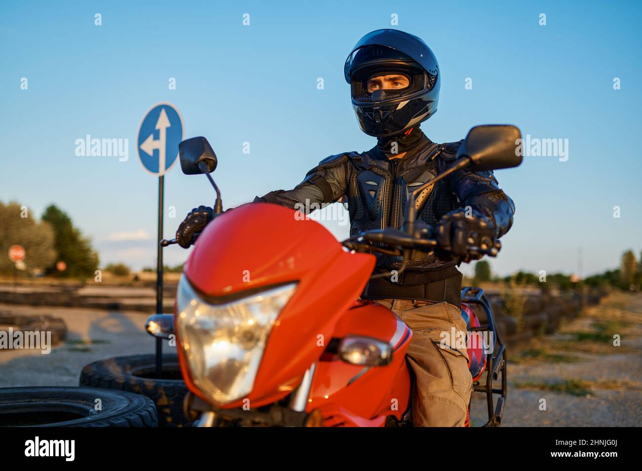 Homme sur moto, vue de face, école de moto Banque D'Images