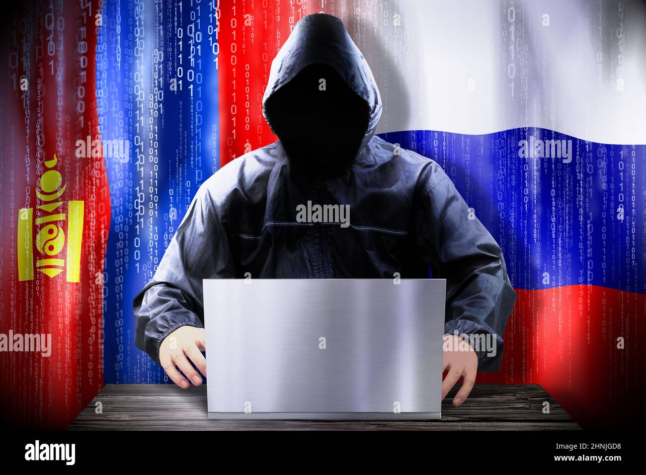 Hacker anonyme travaillant sur un ordinateur portable, drapeaux de la Mongolie et de la Russie Banque D'Images