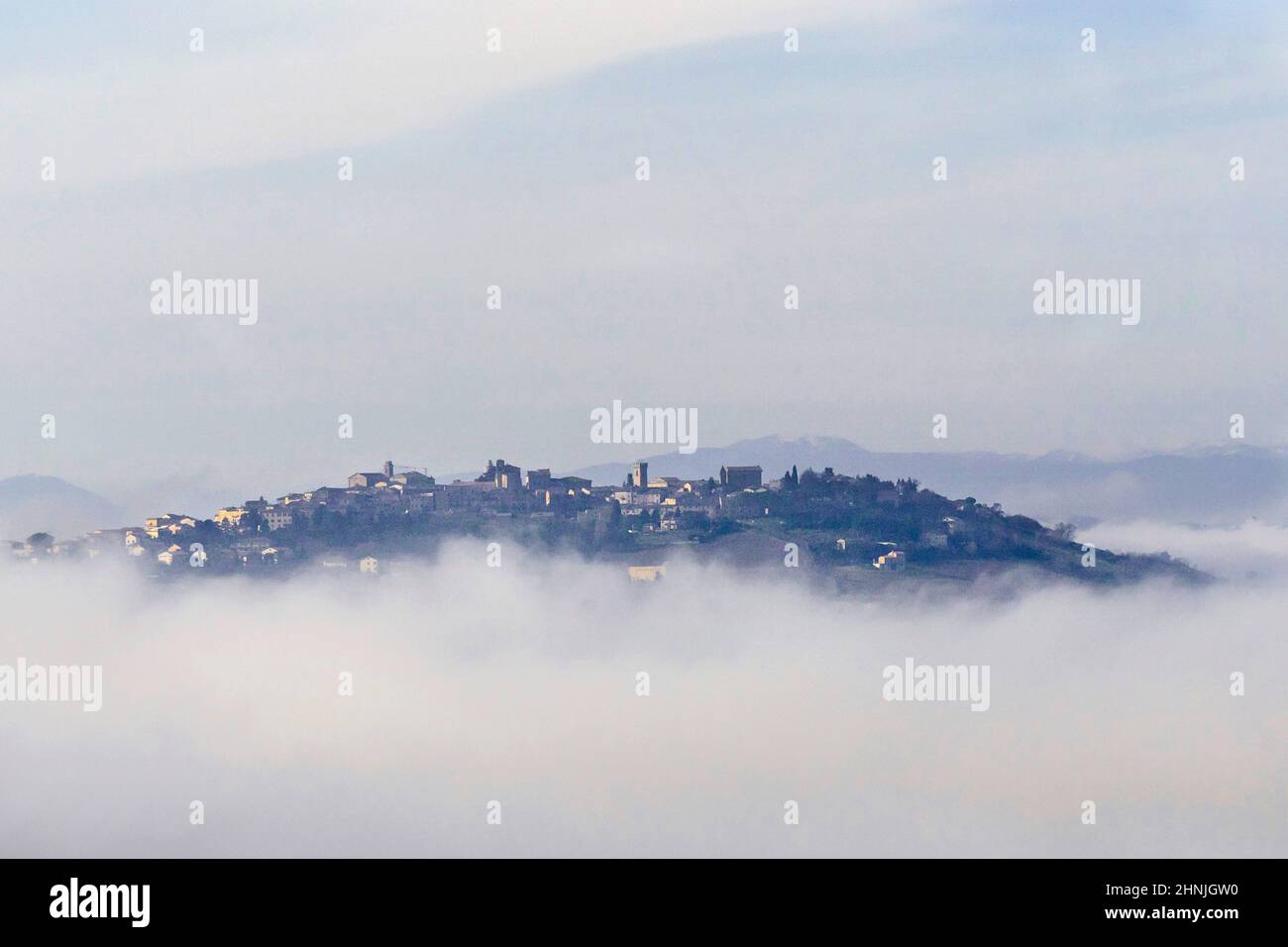 Vue de Monteluppone depuis Potenza Picena, Fog, Marche, Italie, Europe Banque D'Images