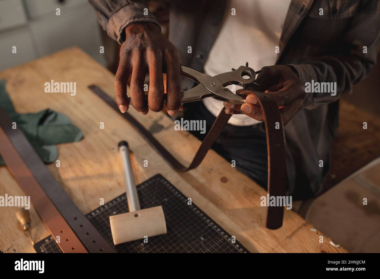 Perforatrice de ceinture en cuir Banque de photographies et d'images à  haute résolution - Alamy