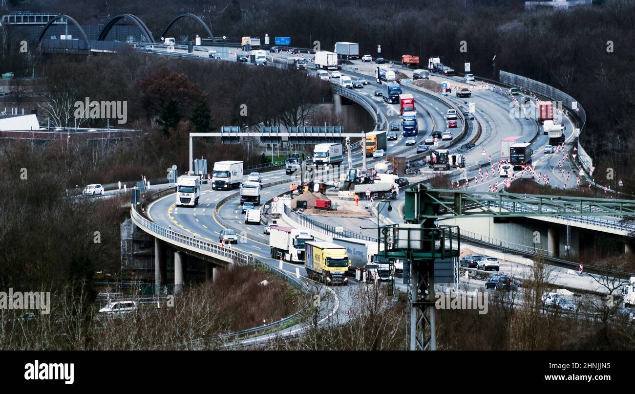 Duisburg, Allemagne, 9 février, 2022: Autoroute avec circulation animée passant par le quartier de Ruhr Banque D'Images