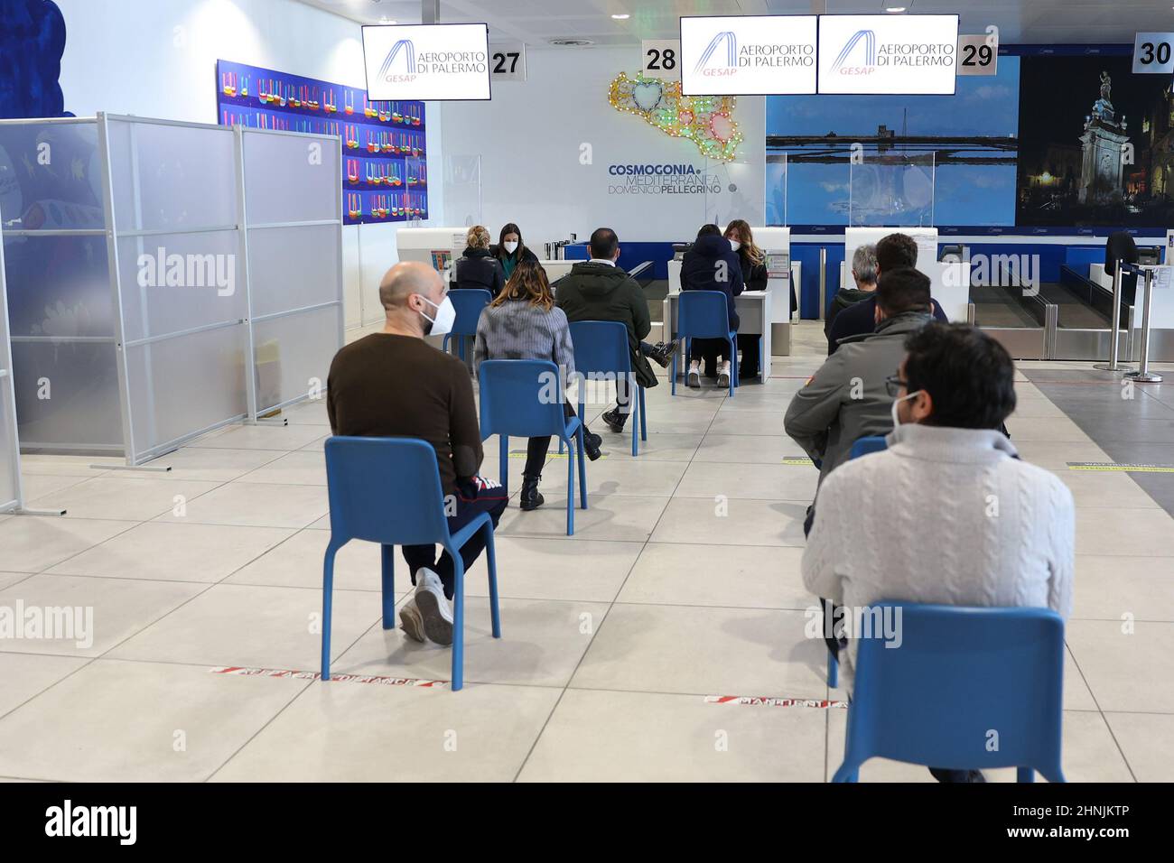 Sur la photo le hall des arrivées C à l'aéroport Falcone e Borsellino de Palerme dès aujourd'hui vaccins pour les passagers arrivant en Sicile avec et sans réservation Banque D'Images