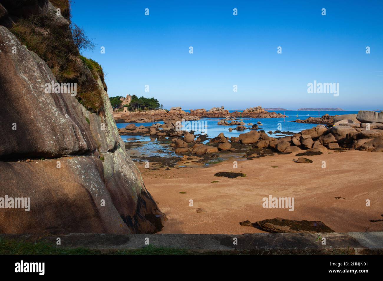 Pink Granite Coast est une étendue de côte dans le département des Côtes d Armor du nord de la Bretagne, en France.Il s'étend sur plus de trente kilomètres Banque D'Images