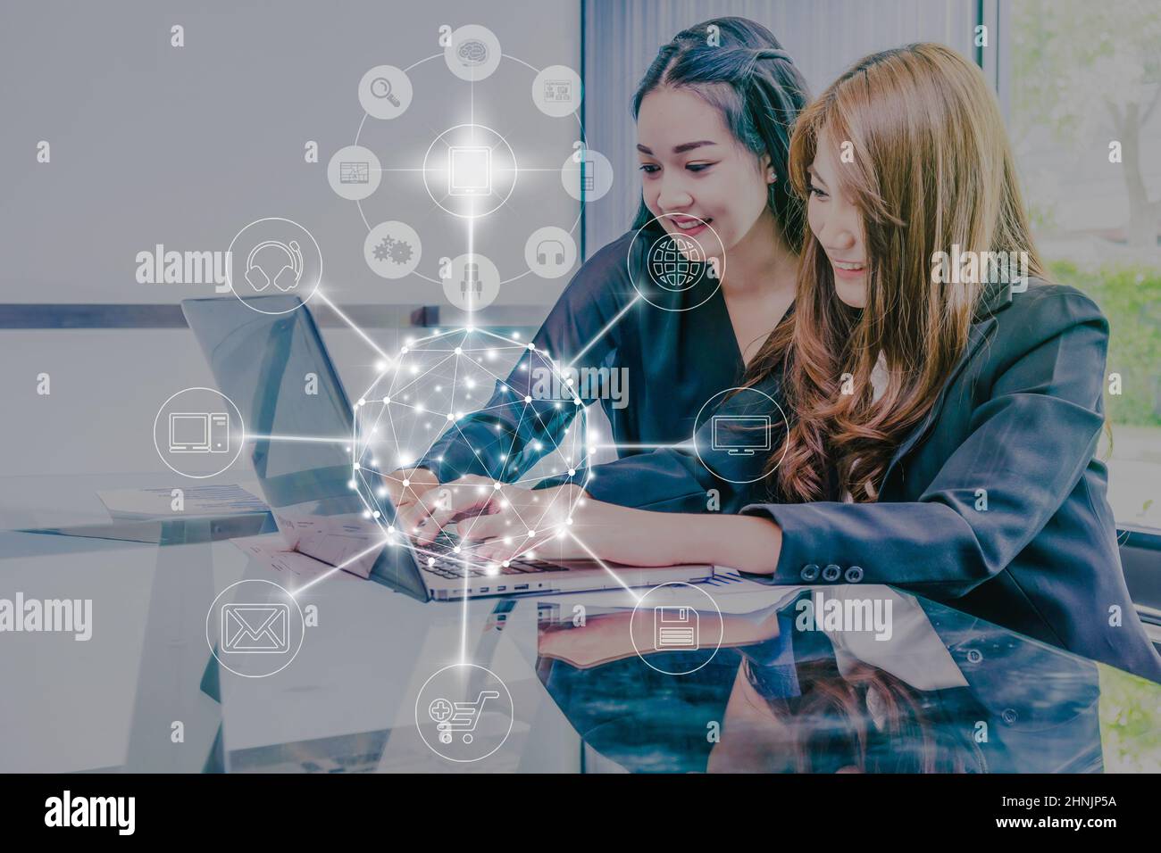 Deux jeunes femmes d'affaires asiatiques assis et utilisant l'ordinateur portable de technologie pour les achats en ligne avec chaîne omni dans le lieu de travail moderne, Business lifesyl Banque D'Images