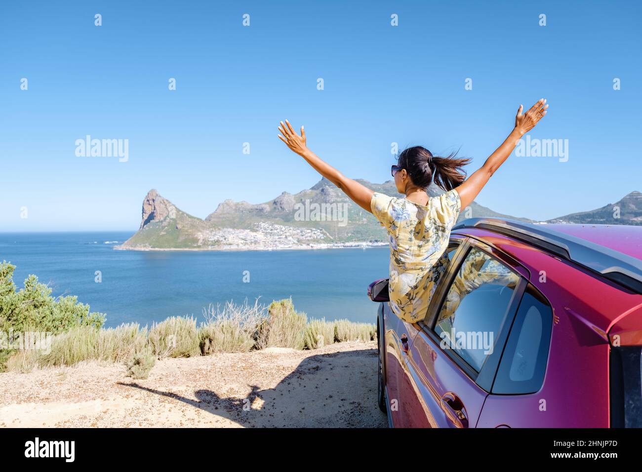 Femme en voiture en voiture, en voiture, en voiture à Chapmans Peak Drive, au Cap, en Afrique du Sud, avec vue sur l'océan. Banque D'Images