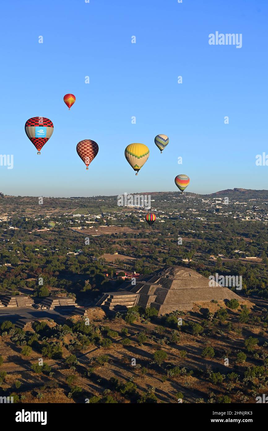 Mexique, Mexico, vue aérienne de la zone archéologique de Teotihuacán avec ballons à air chaud au lever du soleil sur les pyramides Banque D'Images