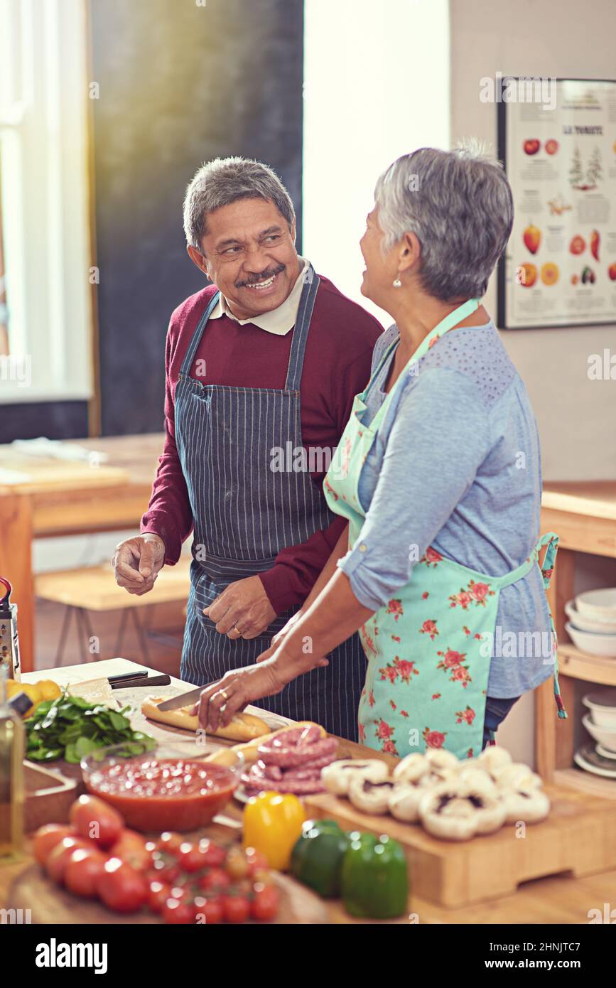 C'est une retraite saine et heureuse. Photo d'un couple mûr cuisant ensemble à la maison. Banque D'Images