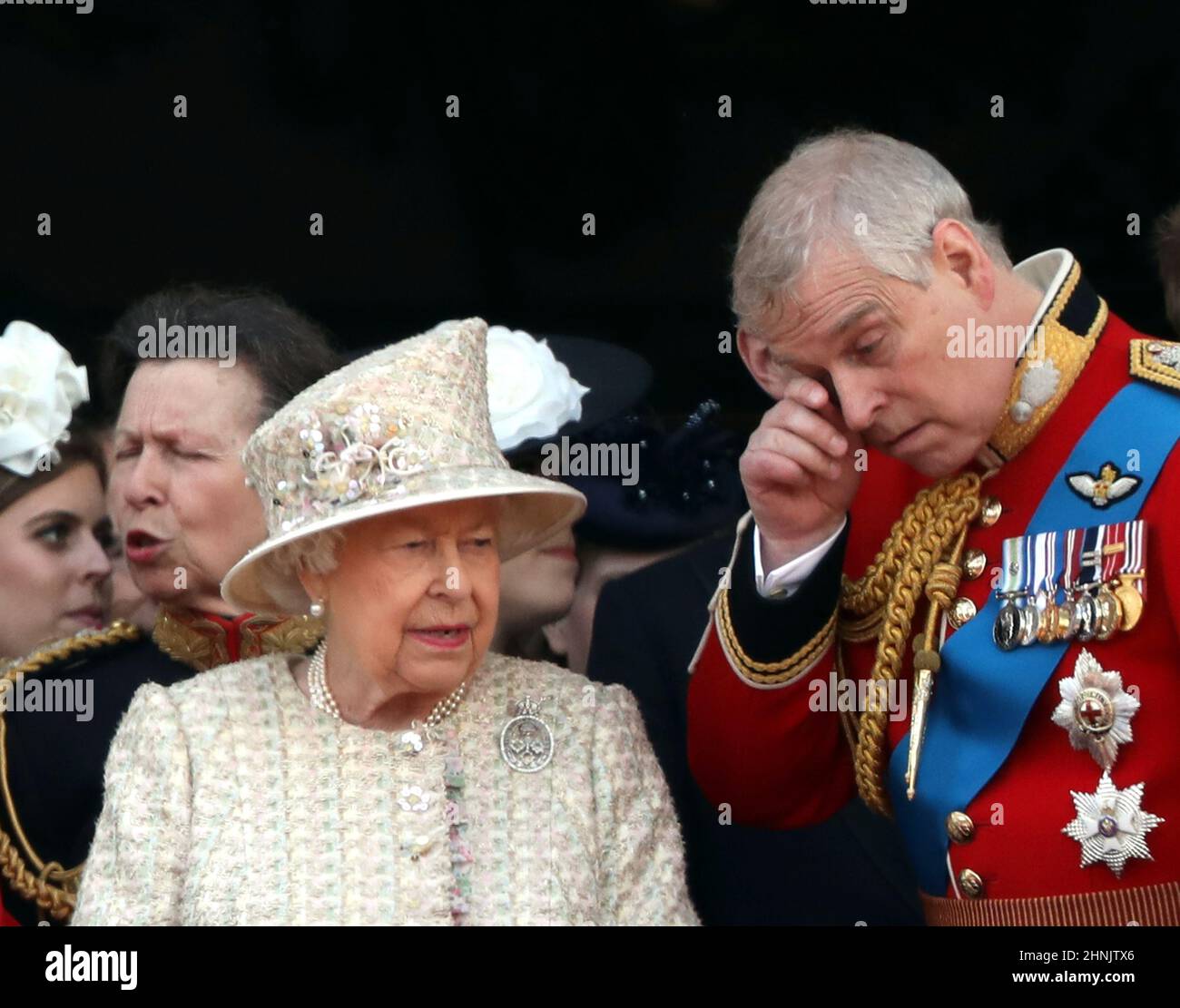 La reine Elizabeth II et le prince Andrew (duc de York) photographiés au Trooping of the Color 2019. Trooping la couleur marque l'anniversaire officiel de la Reine et 1 400 soldats, 200 chevaux et 400 musiciens défilent pour la reine Elizabeth II, et l'événement se termine par un flicast de la RAF comme la famille royale d'observation depuis le balcon de Buckingham Palace. Cette année, la couleur sera trooped par le 1st Bataillon Grenadier Guards Trooping The Color, Londres, le 8 juin 2019 Banque D'Images