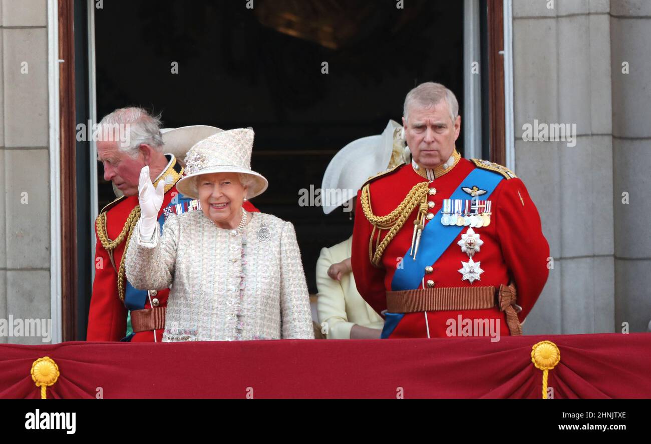 Le Prince Charles (Prince de Galles), la reine Elizabeth II, le prince Andrew (Duke of York), photographié à la parade de la couleur en 2019. La parade des marques de couleur le Queens anniversaire officiel et 1 400 soldats, 200 chevaux et 400 musiciens parade pour la reine Elizabeth II, et l'événement se termine par un défilé aérien de la RAF comme la famille royale garde sur le balcon de Buckingham Palace. Cette année, la couleur sera dépêche par 1er Bataillon Grenadier Guards Parade la couleur, Londres, 8 juin 2019 Banque D'Images