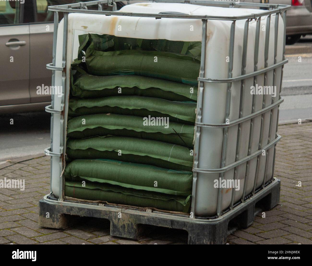Bantry, West Cork, Irlande jeudi 17 2022 février; des préperations sont en cours pour l'arrivée de Storm Eunice tôt vendredi matin. Le personnel du Conseil a mis des pompes en place et a placé des sacs de sable pour les entreprises et les ménages à mettre dans leurs portes afin d'éviter que les eaux d'inondation n'endommagent leurs biens. Des sacs de sable sont disponibles sur Wolf Tone Square pour aider à réduire au minimum les dommages à la propriété par les eaux d'inondation attendues avec Storm Eunice. Credit ED/Alamy Live News Banque D'Images