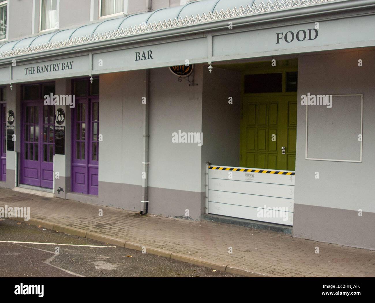 Bantry, West Cork, Irlande jeudi 17 2022 février; des préperations sont en cours pour l'arrivée de Storm Eunice tôt vendredi matin. Le personnel du Conseil a mis des pompes en place et a placé des sacs de sable pour les entreprises et les ménages à mettre dans leurs portes afin d'éviter que les eaux d'inondation n'endommagent leurs biens. L'hôtel Bantry Bay, sur Wolf Tone Square, dispose d'une barrière anti-inondation pour éviter d'endommager les locaux. Credit ED/Alamy Live News Banque D'Images