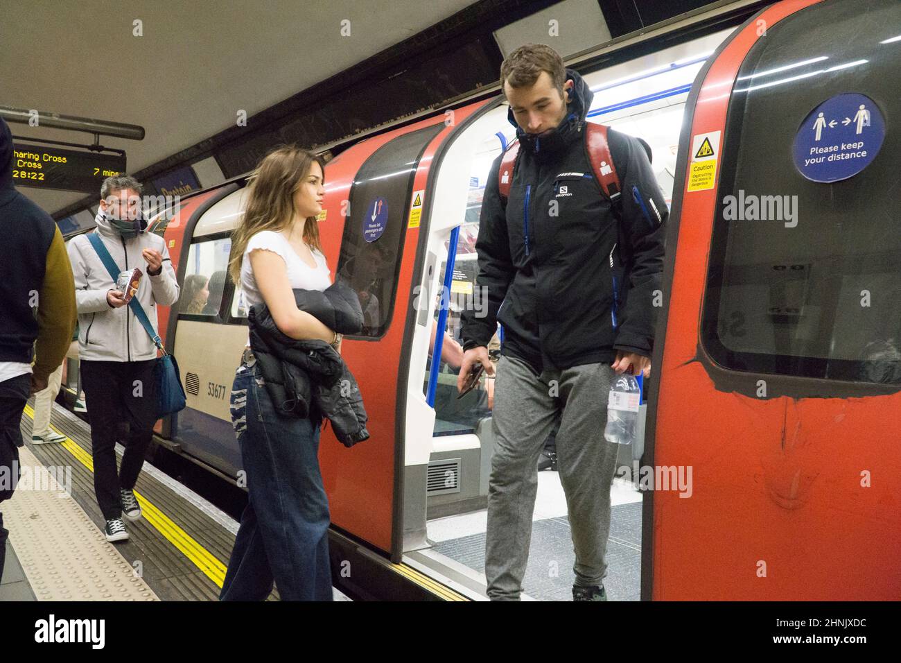 Londres, Royaume-Uni, 16 février 2022 : à la station de métro Clapham Common, tous les passagers ne portent pas de masque facial malgré le transport pour Londres, ce qui les maintient comme condition de transport. Depuis que l'Angleterre est revenue à la réglementation de plan A covid, il y a eu des niveaux plus élevés de personnes ignorant le mandat de masque facial TfL. La possibilité de mettre fin à toutes les restrictions de la cavique sera débattsedans le Parlement le lundi 21 février. Anna Watson/Alay Live News Banque D'Images