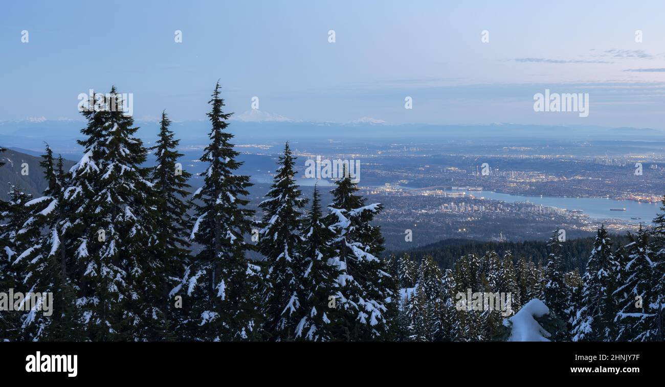 Paysage naturel des montagnes canadiennes avec Vancouver Cityscape en arrière-plan. Banque D'Images