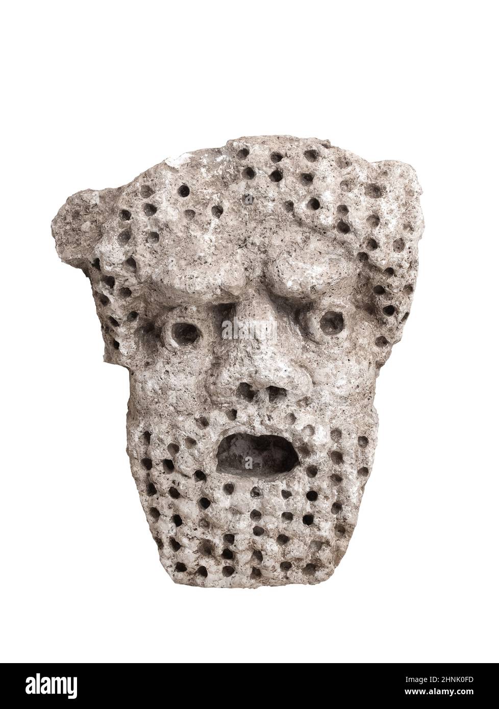 tête de statue en pierre antique de démon isolée sur blanc Banque D'Images