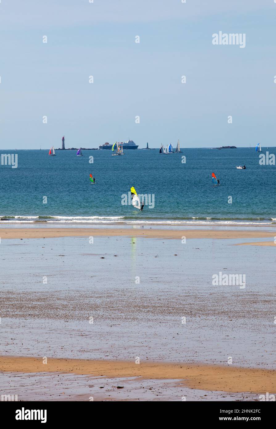 Planches à voile surfant le long de la plage de Saint-Malo. Bretagne, France Banque D'Images