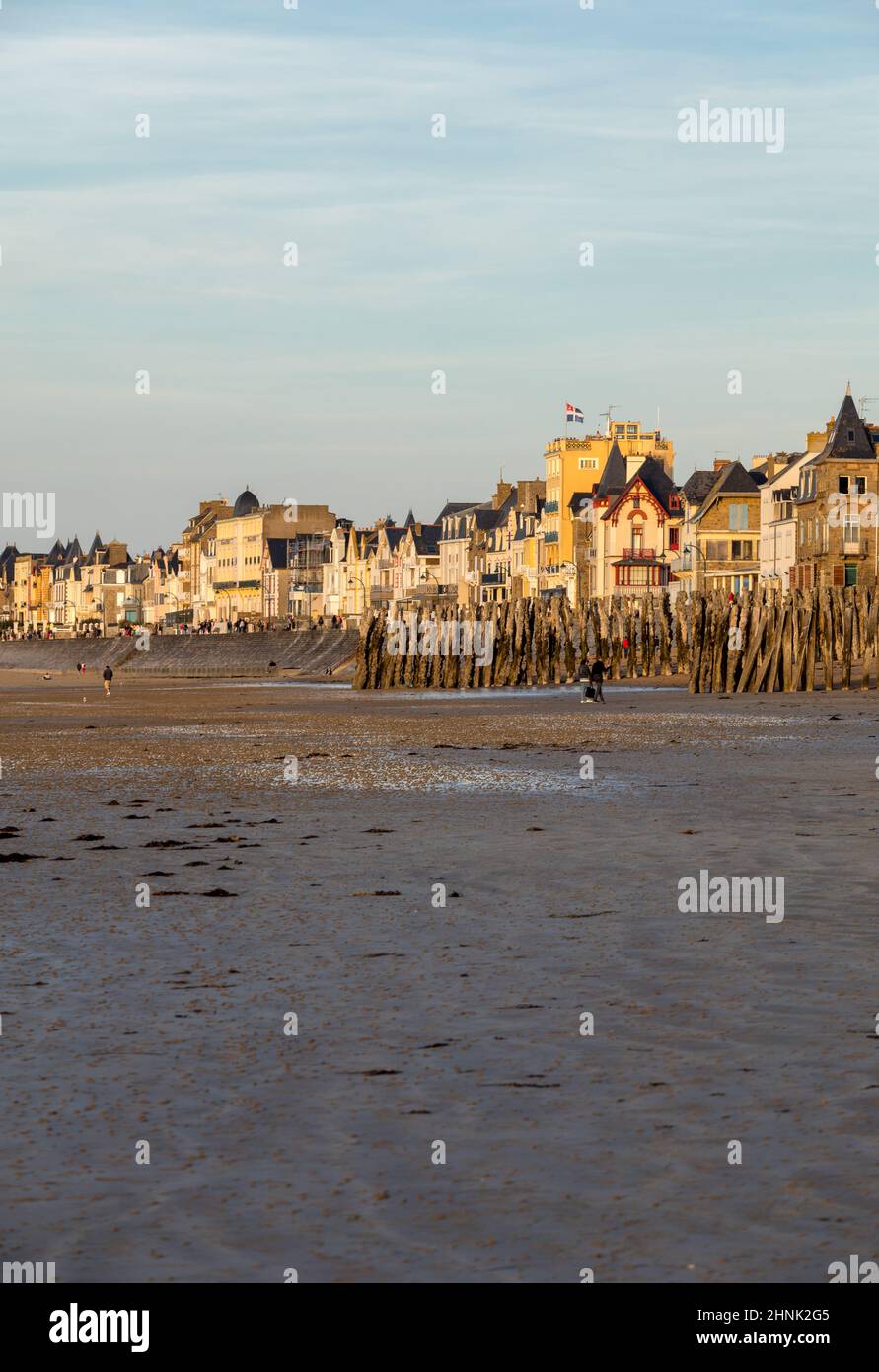 Plage sous le soleil le soir et bâtiments le long de la promenade du front de mer à Saint Malo. Bretagne, France Banque D'Images