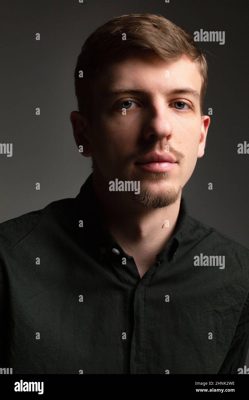 Portrait d'un jeune homme européen blond avec une barbe courte et une ...