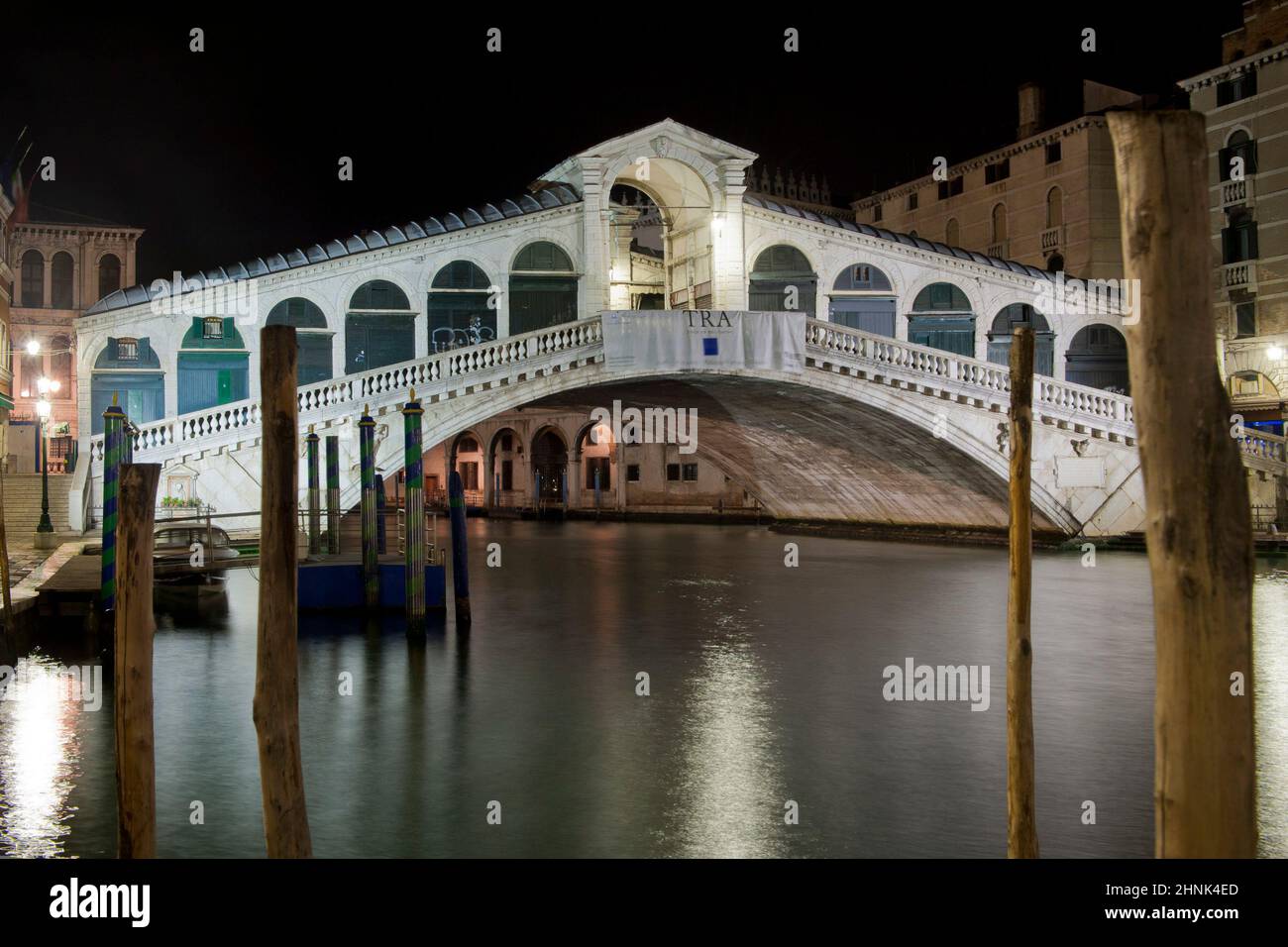 ponte di rialto la nuit Banque D'Images