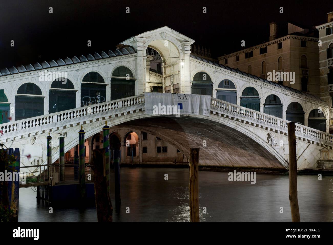 ponte di rialto la nuit Banque D'Images