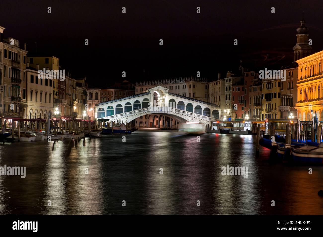 ponte di rialto la nuit Banque D'Images