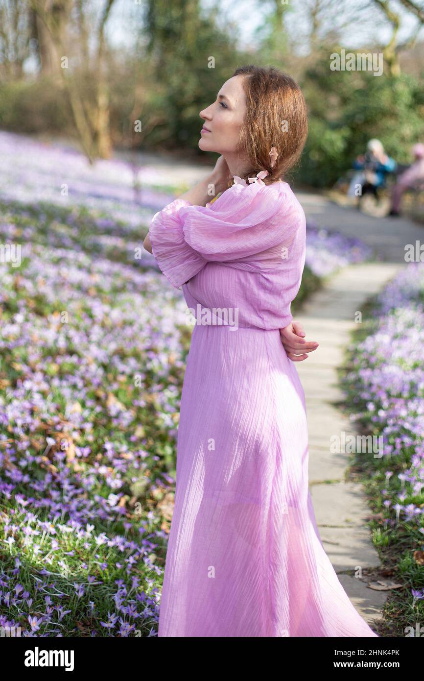 Femme européenne en robe lilas avec fleurs dans les cheveux dans le parc un  jour de printemps Photo Stock - Alamy