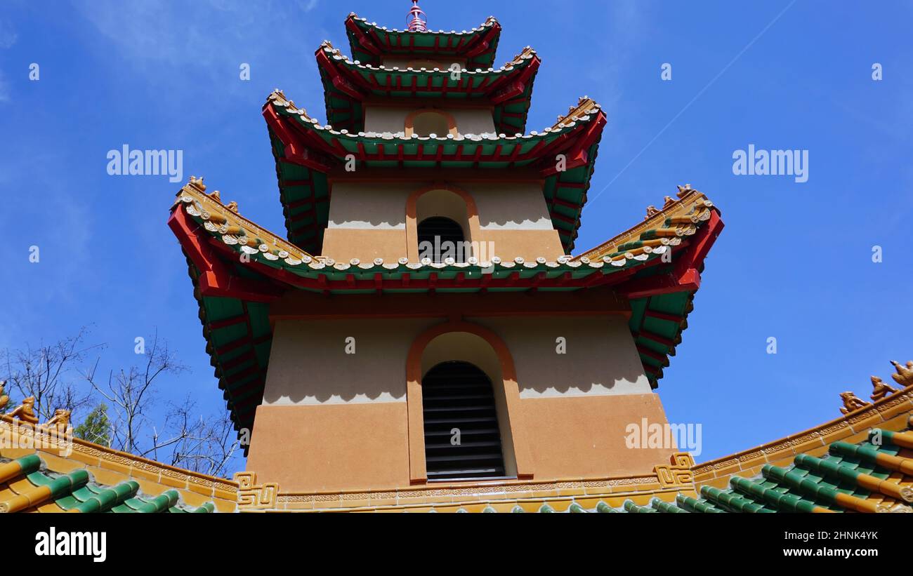 Vers le haut perspective forcée asiatique pagode bleu ciel fond Banque D'Images