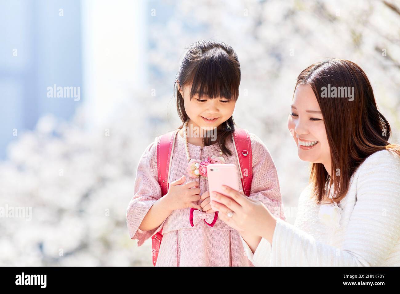 Parent et enfant japonais lors de la cérémonie du jour de l'entrée Banque D'Images