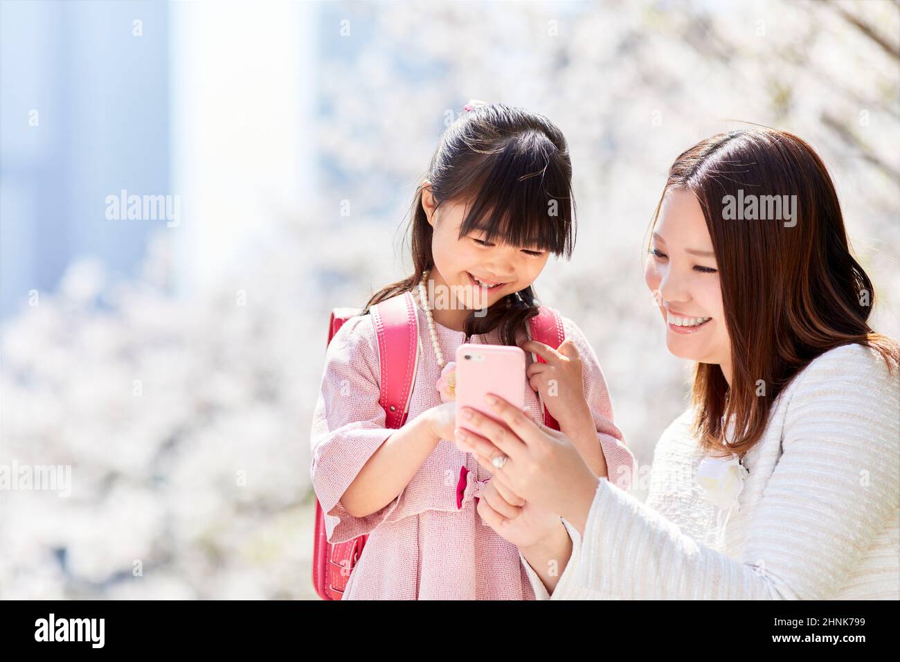 Parent et enfant japonais lors de la cérémonie du jour de l'entrée Banque D'Images